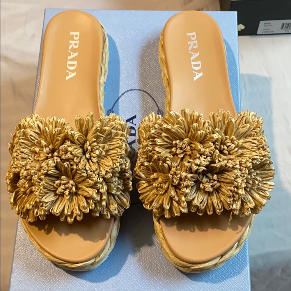 Caizature Donna Prada slides